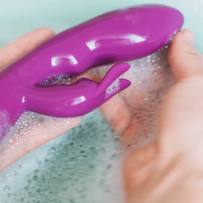 Att rengöra sin vibrator gör att den håller längre och är fräschare.