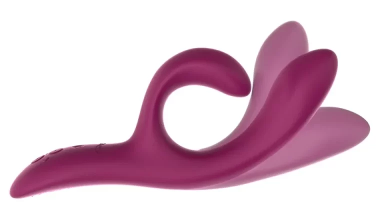 We Vibe Nova 2 Rabbit Vibrator ger en fantastisk upplevelse för kvinnan tack vare dubbelstimulansen.