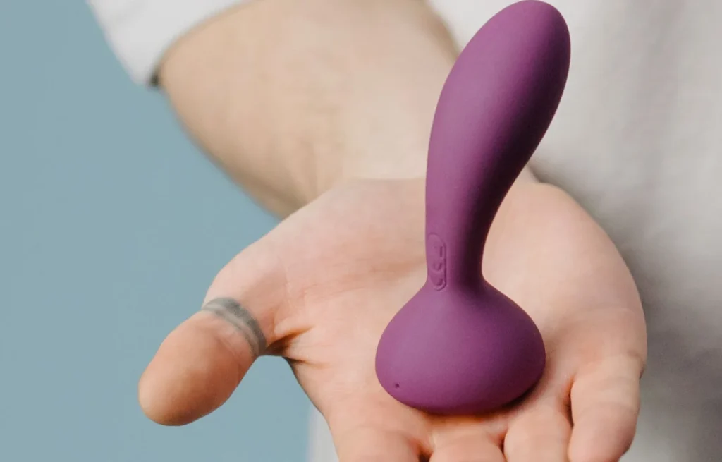 Prostatastimulator hållen i en hand.