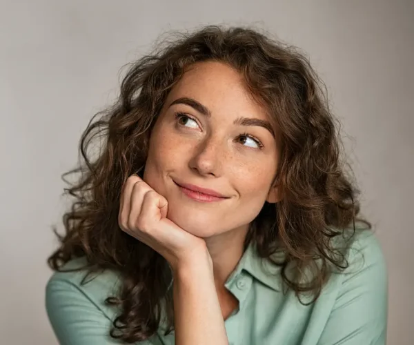 Kvinna som tittar finurligt, förmodligen tänker hon på sexleksaker.